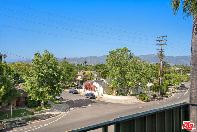10240 Camarillo Street, Toluca Lake CA: https://media.crmls.org/mediaz/1deb879a-4ec6-46d5-bbbe-22d428118e8c.jpg