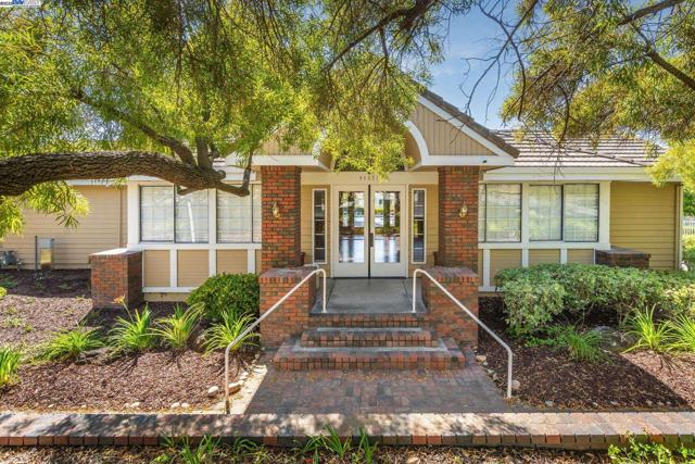 44930 Lynx Dr, Fremont CA: https://media.crmls.org/mediaz/1deb8de3-725a-49b1-aa65-9914f01b5b30.jpg