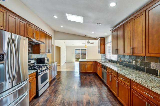 37659 Granville Dr, Fremont CA: https://media.crmls.org/mediaz/1dec3e43-5d1b-449a-98e5-58183ed8f283.jpg