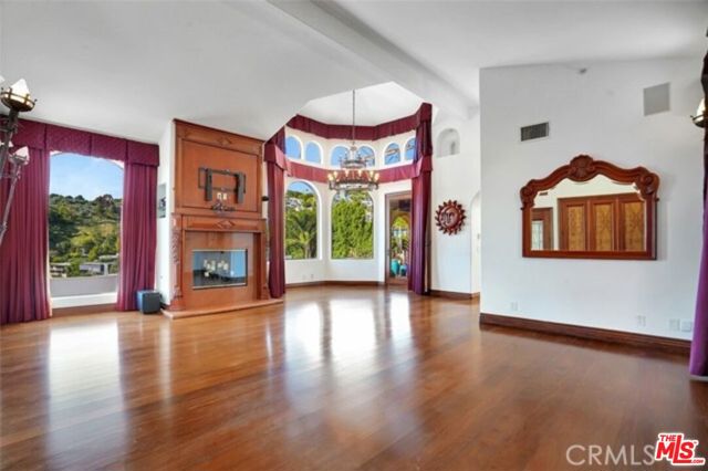9170 Thrasher Avenue, Los Angeles CA: https://media.crmls.org/mediaz/1deceefe-b4de-465f-a0d0-d5f98912c1f0.jpg