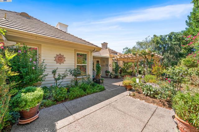 444 Cabonia Ct, Pleasanton CA: https://media.crmls.org/mediaz/1ded531a-77a9-4157-bb3f-1441eeb895d7.jpg