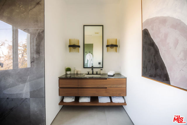 13331 Mulholland Drive, Beverly Hills CA: https://media.crmls.org/mediaz/1deda813-5b9b-49a2-a7dc-9f329ef33588.jpg