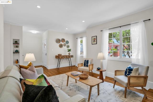580 Chetwood St., Oakland CA: https://media.crmls.org/mediaz/1dee590c-6bea-4cb2-ba51-a0911ded0a29.jpg
