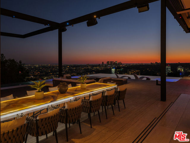 1305 Collingwood Place, Los Angeles CA: https://media.crmls.org/mediaz/1dee7e16-b608-4faa-8db0-cfb903d2ffd9.jpg