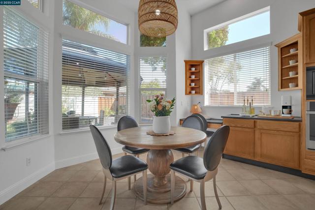 2856 Gardenside Ct, Brentwood CA: https://media.crmls.org/mediaz/1deec842-f712-4bf2-b4ff-4173bb9a005a.jpg