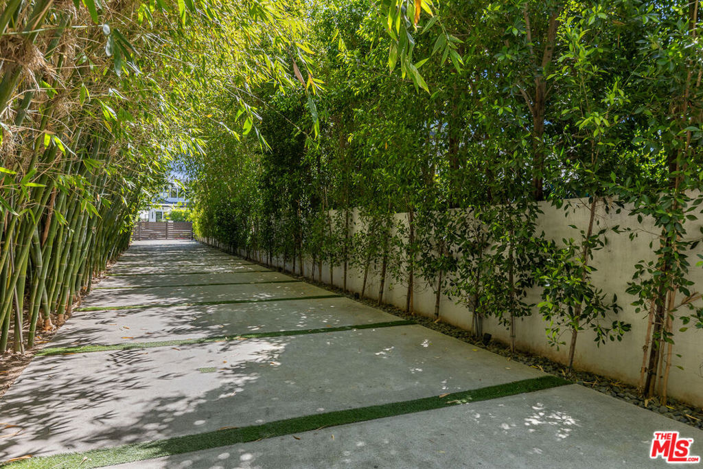 https://media.crmls.org/mediaz/1df0b185-c13c-46ab-8049-616f2c804d9a.jpg?preset=X-Large