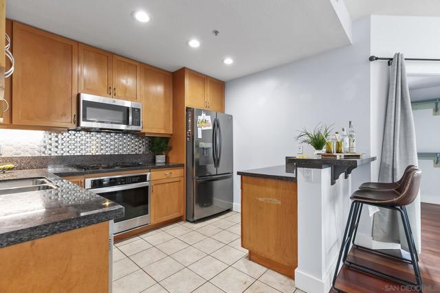 850 Beech St, San Diego CA: https://media.crmls.org/mediaz/1df0cf78-9eff-4863-a273-0f3ddf253637.jpg