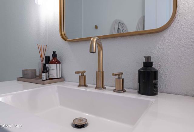 2658 Morning Grove Way, Thousand Oaks CA: https://media.crmls.org/mediaz/1df15d1e-cbf2-43a7-be80-56cb831a54b6.jpg
