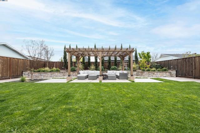 1338 Thais Ln, Hayward CA: https://media.crmls.org/mediaz/1df1aed8-2ef1-468e-abeb-a2aacb2c8971.jpg