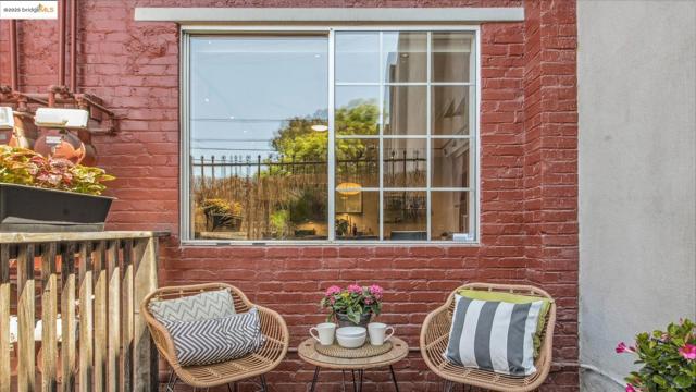958 28th ST, Oakland CA: https://media.crmls.org/mediaz/1df1fb27-436f-45af-8cfc-bb050ad1c207.jpg