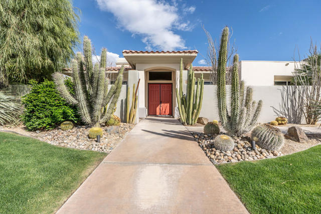 12 Via Elegante, Rancho Mirage CA: https://media.crmls.org/mediaz/1df1febb-117d-4979-b537-9f6b1dee6913.jpg