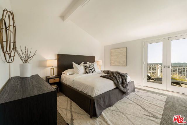8527 Hedges Way, Los Angeles CA: https://media.crmls.org/mediaz/1df2a4ef-ff79-4bea-bb7c-e7a236e0fca9.jpg