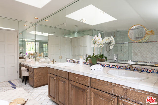 475 S Rodeo Drive, Beverly Hills CA: https://media.crmls.org/mediaz/1df2e7e7-4523-4dcb-a7c5-308899bbf681.jpg