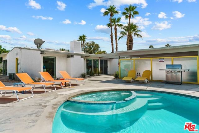 888 E Janet Circle, Palm Springs CA: https://media.crmls.org/mediaz/1df2f1df-84f1-4006-becd-711bc19e3bbc.jpg