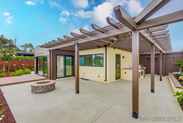 14066 Crest Way, Del Mar CA: https://media.crmls.org/mediaz/1df346d4-b4cd-4495-a6e9-db91d566d846.jpg