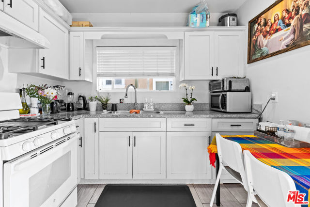 2205 S Burnside Avenue, Los Angeles CA: https://media.crmls.org/mediaz/1df36bc4-30e9-408e-9c5f-b946ca1dc01e.jpg
