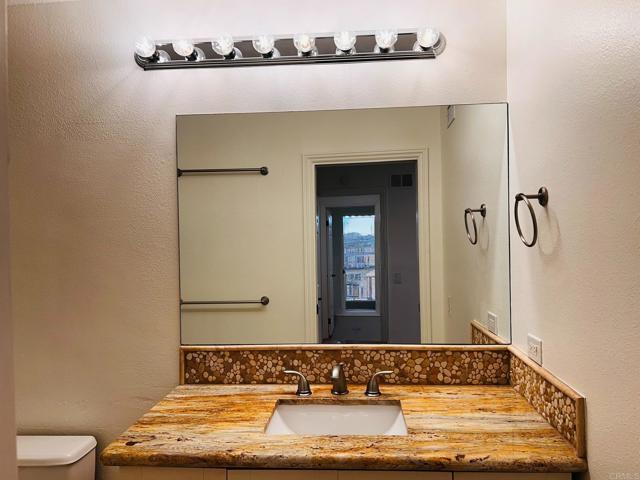 4587 Cove Drive, Carlsbad CA: https://media.crmls.org/mediaz/1df3dcb3-0161-4ba5-bab3-dffd9b0323f6.jpg