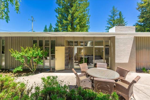 291 La Mesa Drive, Portola Valley CA: https://media.crmls.org/mediaz/1df43380-79b4-4a2d-909e-78049d29619d.jpg