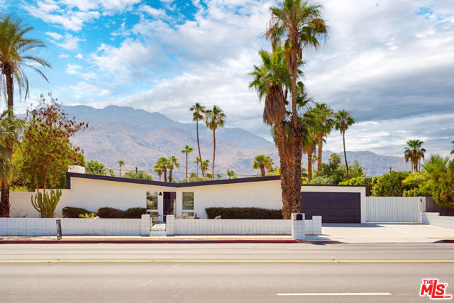 547 N Farrell Drive, Palm Springs CA: https://media.crmls.org/mediaz/1df4b8ba-74ff-4d3d-93a0-256c017bef67.jpg