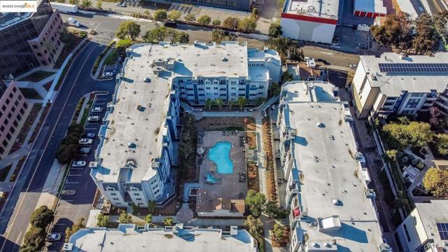 6400 Christie AVE, Emeryville CA: https://media.crmls.org/mediaz/1df4c31a-1141-49b5-9b70-dbb51e584bc0.jpg