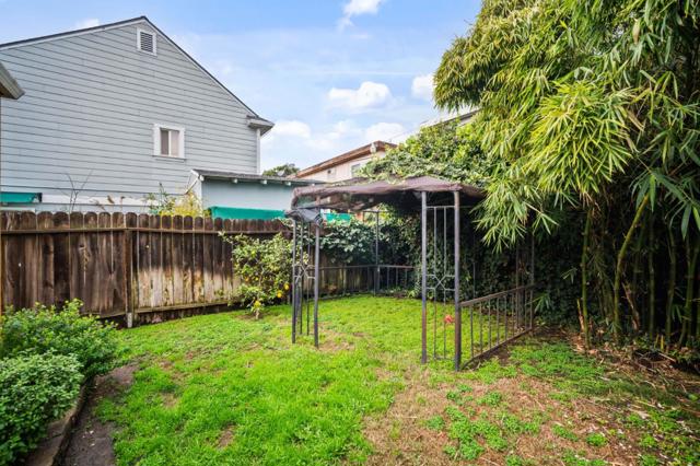 10510 East Court, Oakland CA: https://media.crmls.org/mediaz/1df4e03d-ea41-4f93-882c-69b63a3c7157.jpg