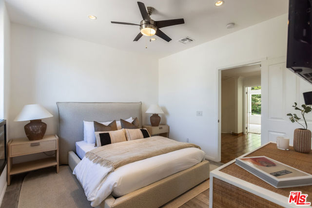 5985 Vista De La Luz, Woodland Hills CA: https://media.crmls.org/mediaz/1df5d66c-5bc3-40b0-8829-beb19ac3d1df.jpg