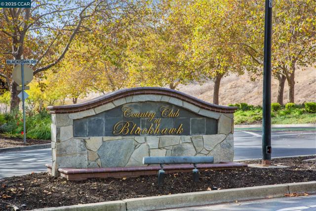 137 Kingswood Cir, Danville CA: https://media.crmls.org/mediaz/1df60706-de70-4ce0-8e7d-ce6fa2dd52a8.jpg