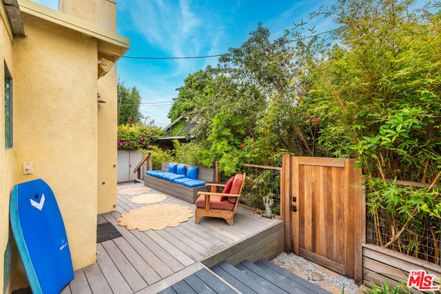 3761 Ashwood Avenue, Los Angeles CA: https://media.crmls.org/mediaz/1df621b9-6ea8-4767-97ab-cc7cdefce393.jpg