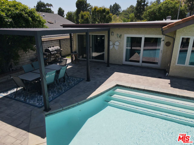 12818 Neon Way, Granada Hills CA: https://media.crmls.org/mediaz/1df66559-5bd2-459d-964f-1dc48e27bed1.jpg