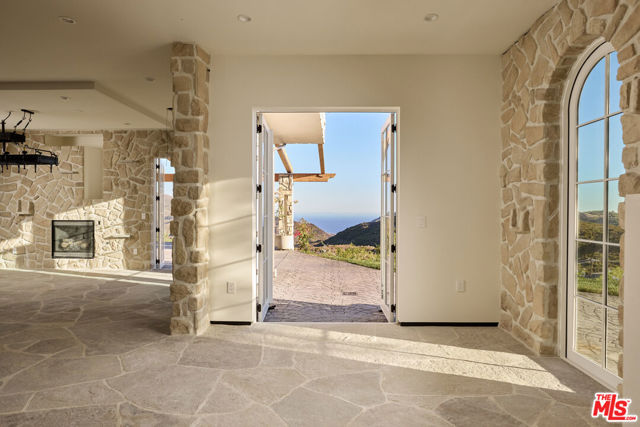 33239 Mulholland Highway, Malibu CA: https://media.crmls.org/mediaz/1df68767-0323-478e-afca-be4d3647809e.jpg