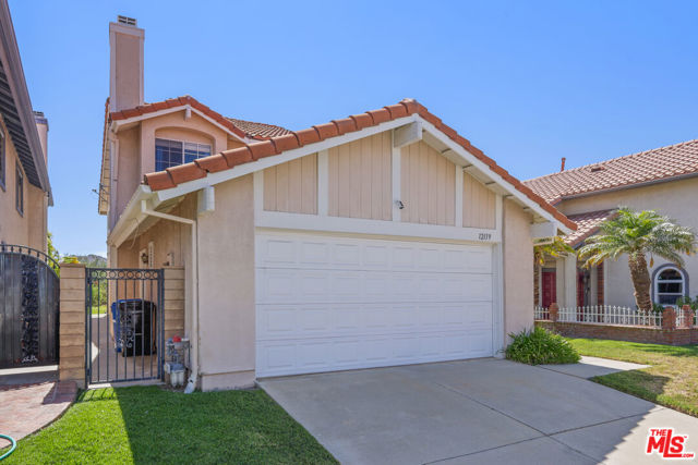 12119 Falcon Crest Way, Porter Ranch CA: https://media.crmls.org/mediaz/1df82e29-55be-45bc-8ba1-022d51007100.jpg