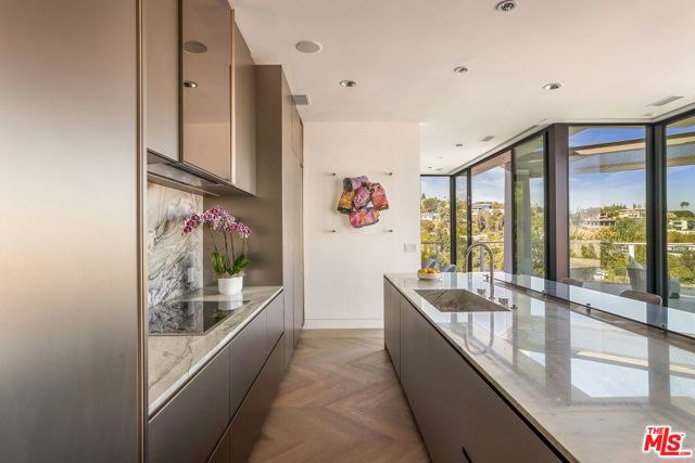 9405 Sierra Mar Place, Los Angeles CA: https://media.crmls.org/mediaz/1df8caf6-7608-4970-a588-e8db16cbff5d.jpg