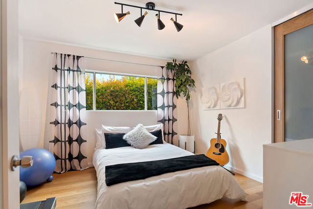 4025 Weslin Avenue, Sherman Oaks CA: https://media.crmls.org/mediaz/1df9a98b-76de-4187-b331-aeaa3625273b.jpg