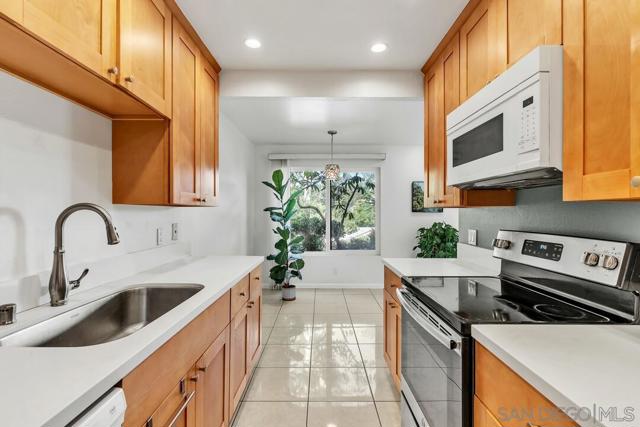 8536 Via Mallorca, La Jolla CA: https://media.crmls.org/mediaz/1df9cdbc-2cb1-4fa6-81e2-c160747ba3c3.jpg