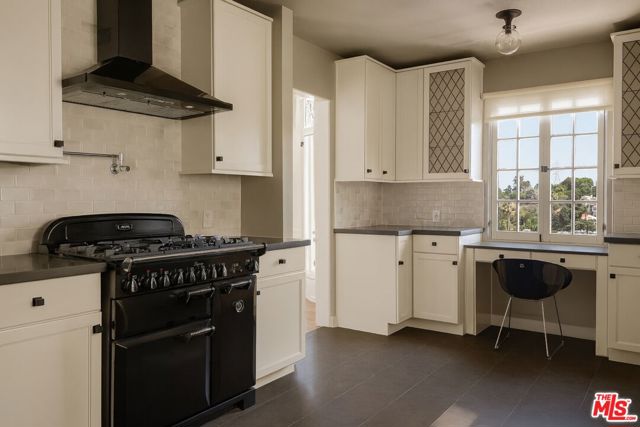 3756 Effingham Place, Los Angeles CA: https://media.crmls.org/mediaz/1dfa32d0-d9ae-49de-9f1b-4feab617ebd1.jpg