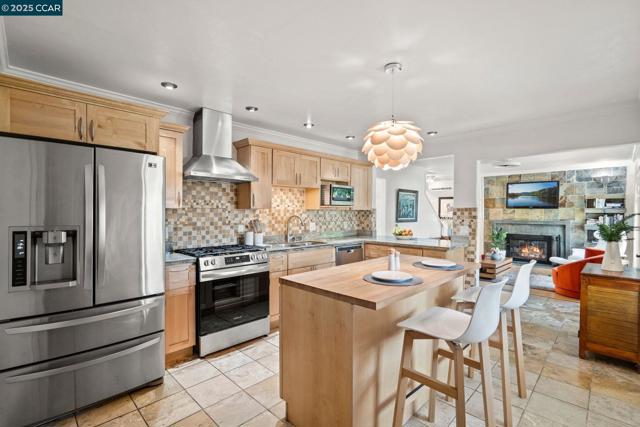 4218 Cobblestone Dr, Concord CA: https://media.crmls.org/mediaz/1dfab5a3-88af-4e8f-95e9-776e30e29849.jpg