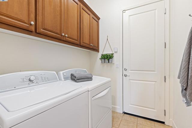2715 Palatino Ct, Dublin CA: https://media.crmls.org/mediaz/1dfb9f53-1fea-43ad-b9cf-af3a8638f61e.jpg