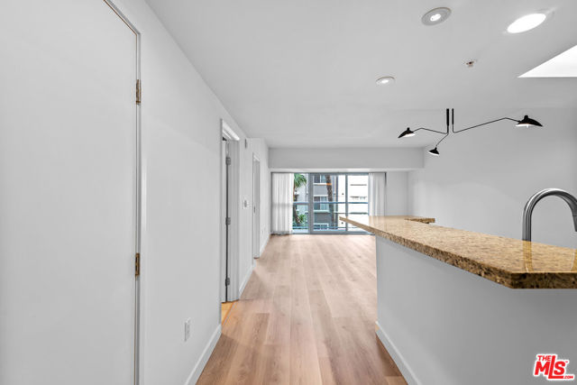 13700 MARINA POINTE Drive, Marina del Rey CA: https://media.crmls.org/mediaz/1dfba8f5-e1ff-4f6d-a132-e5dff1798f01.jpg