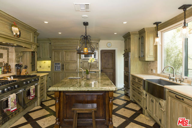 3504 Coast View Drive, Malibu CA: https://media.crmls.org/mediaz/1dfe7c93-f8c2-4f3f-ada5-ed1259cb05ae.jpg