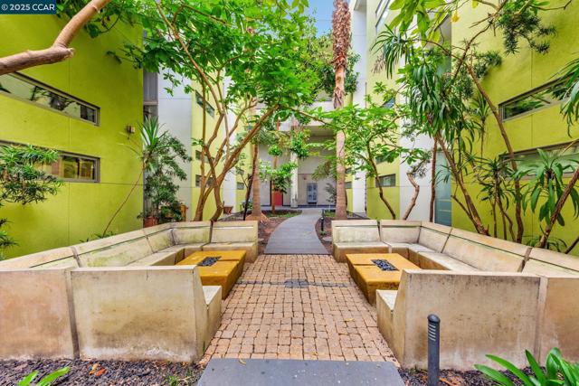 1231 Pine St, Oakland CA: https://media.crmls.org/mediaz/1dffb6d6-4fd0-4bb4-92d0-c0fa7c3296fb.jpg