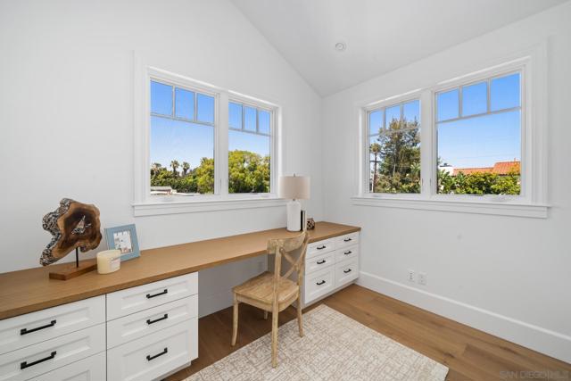 461 Country Club Ln, Coronado CA: https://media.crmls.org/mediaz/1e001e5a-8fea-494f-b771-a1acd5ee3d08.jpg