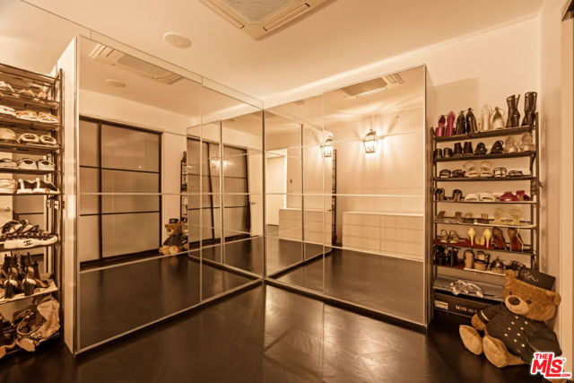 928 N Croft Avenue, Los Angeles CA: https://media.crmls.org/mediaz/1e00e1ae-eb9f-49f4-b192-4e5d4c637fe2.jpg