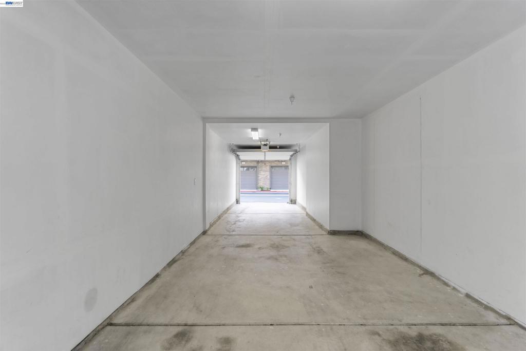 https://media.crmls.org/mediaz/1e017d37-4901-421b-b8f0-82d1e1f06f10.jpg?preset=X-Large
