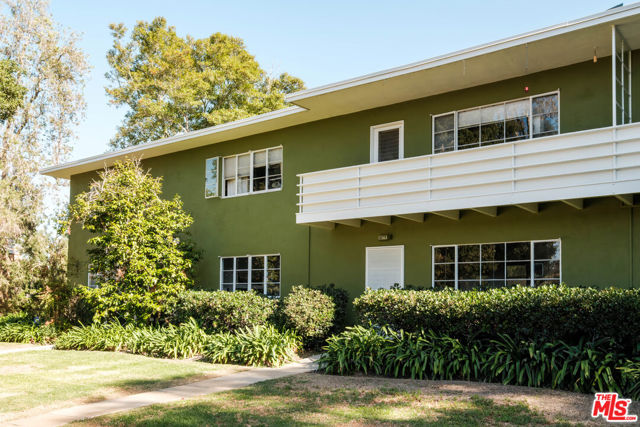 5273 Village, Los Angeles CA: https://media.crmls.org/mediaz/1e01fafe-798d-4e2b-8609-33a2b1b511b2.jpg