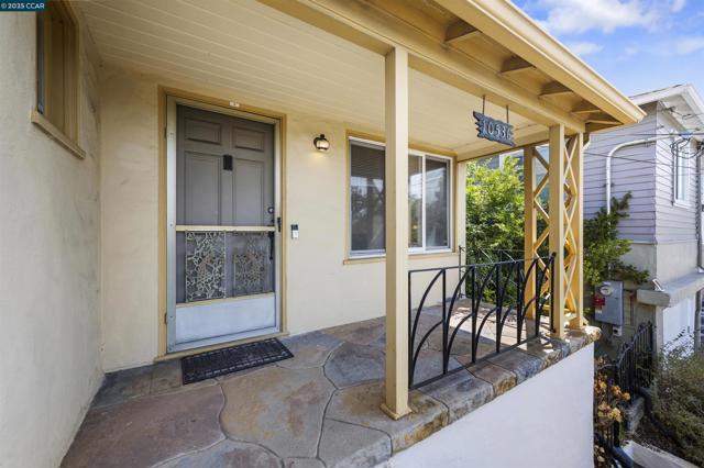 10536 Sheldon St, Oakland CA: https://media.crmls.org/mediaz/1e02f61a-5b45-4a8c-aace-5008aab4358f.jpg