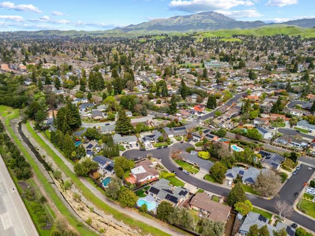 51 Saint Ramon Court, Danville CA: https://media.crmls.org/mediaz/1e03de69-cf15-4f1b-9c42-0ec7782edfe3.jpg