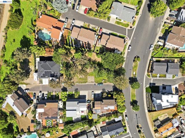 394 Appian Way, Union City CA: https://media.crmls.org/mediaz/1e0490ca-d24a-4f36-9d7d-5e10c2a37514.jpg