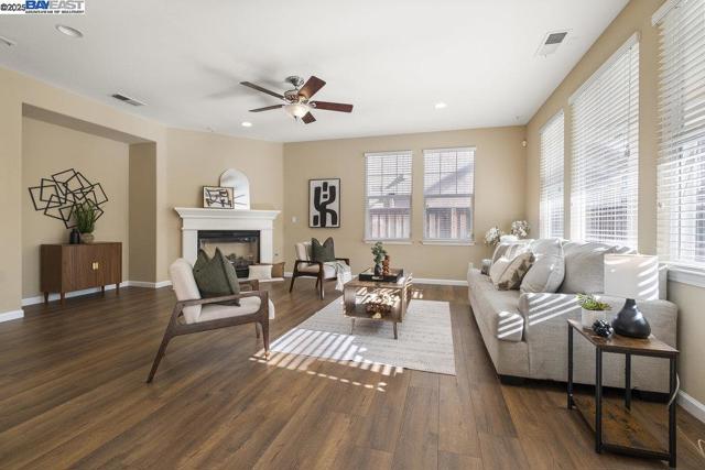 670 W Privado Way, Mountain House CA: https://media.crmls.org/mediaz/1e050f37-c45a-477c-8425-6652358aac57.jpg