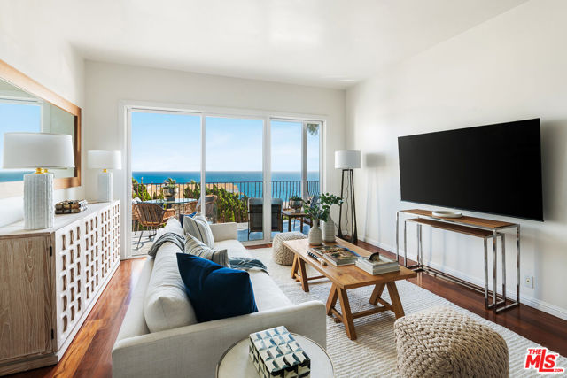 18111 Coastline Drive, Malibu CA: https://media.crmls.org/mediaz/1e05a05f-70f7-4888-b13f-935f82e6980e.jpg
