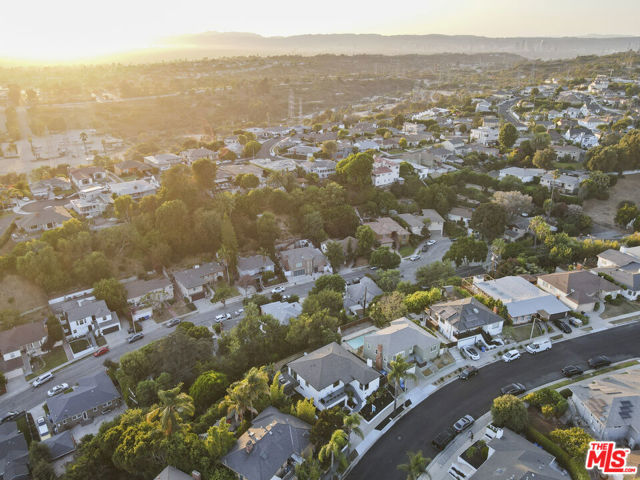 5549 Onacrest Drive, Los Angeles CA: https://media.crmls.org/mediaz/1e05f812-9f41-42fc-8524-512d57bdb343.jpg